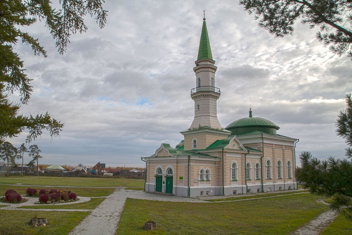 Самое большое татарское. Мечеть Нигматуллы Хаджи Тюмень. Мечеть Нигматуллы Хаджи в Ембаево. Мечеть Ембаево Тюмень. Мечеть в селе Ембаево.